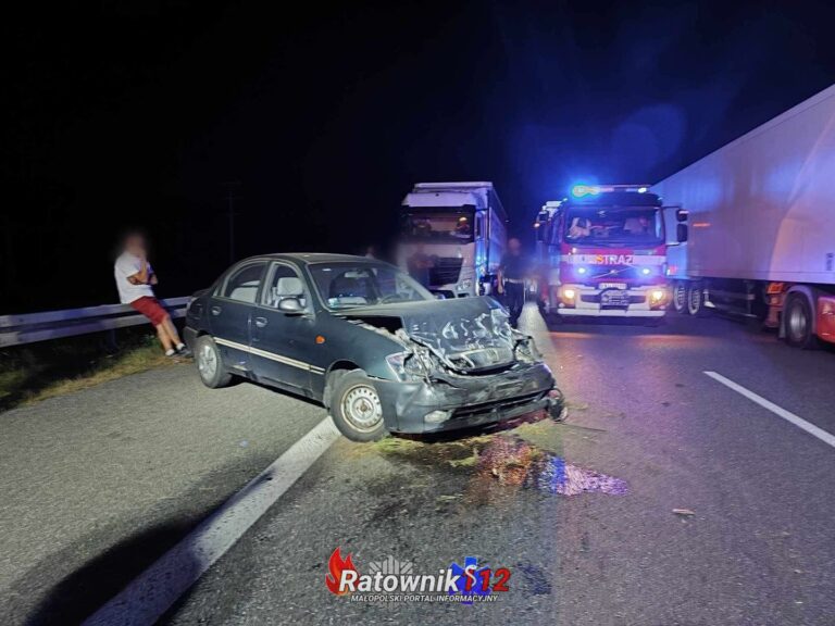 Samochód osobowy zderzył się na autostradzie A4 z busem który wywrócił się na bok