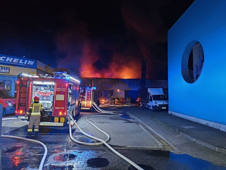 Pożar hali magazynowej na ul. Wodnej w Krakowie