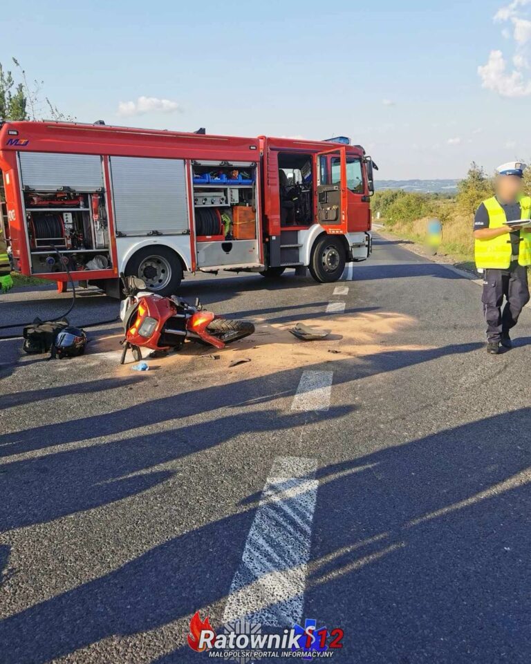 Wypadek drogowy motocykla i samochodu osobowego w Grojcu.
