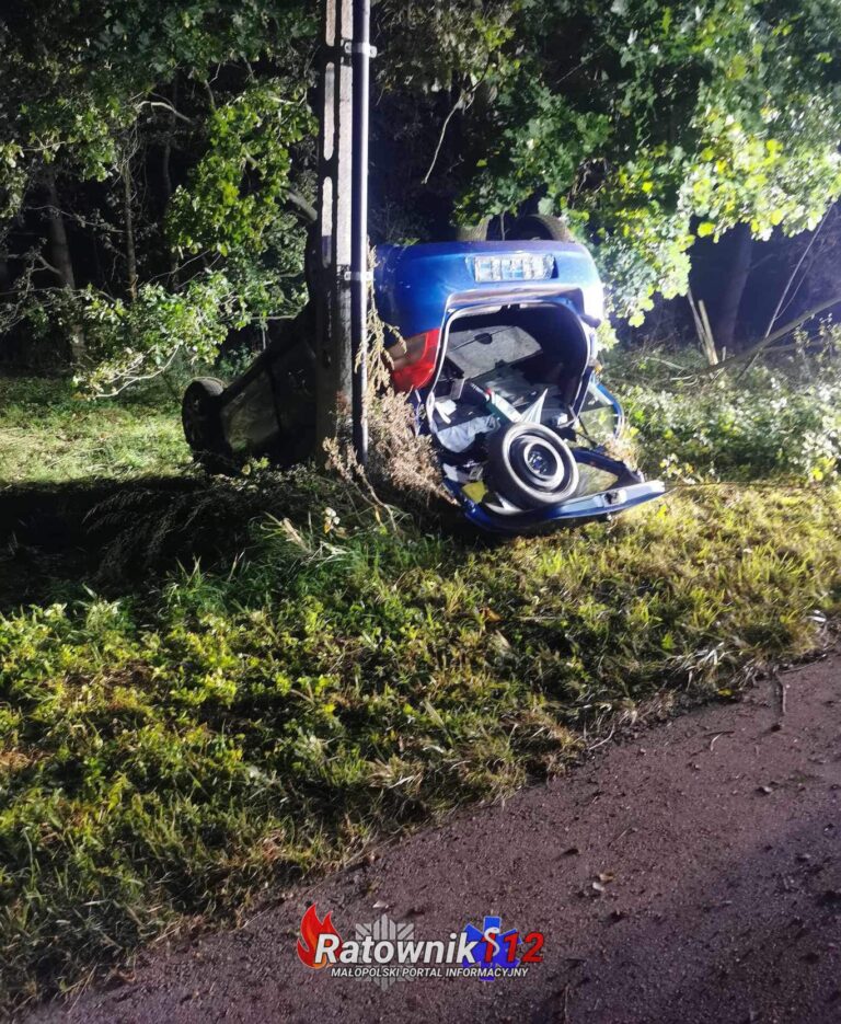 Dwie osoby poszkodowane po dachowaniu samochodu osobowego w Rozkochowie.