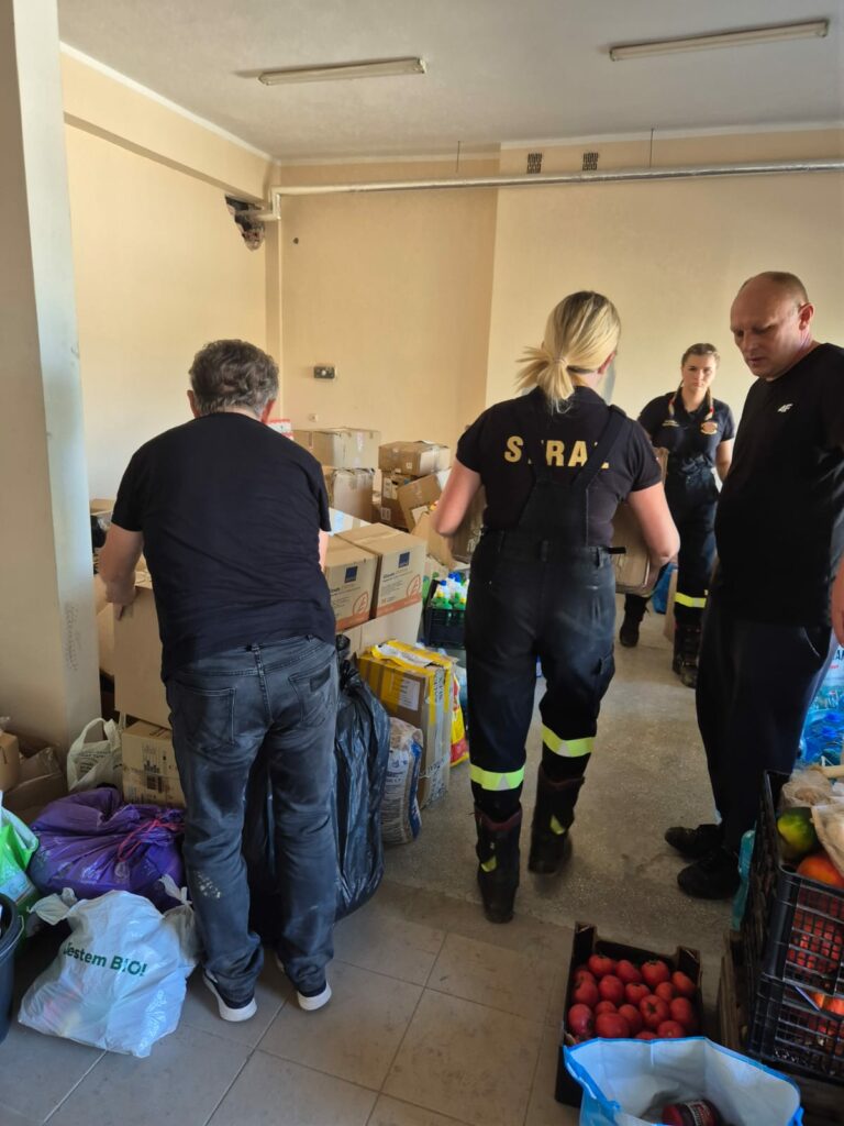 Strażacy z Tomaszowic wyruszyli z darami do Stronia Śląskiego