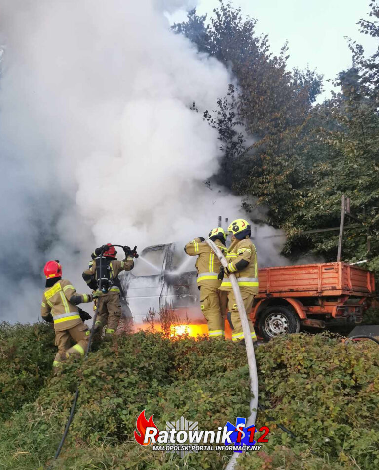 Pożar samochodu osobowego w Łękach – brak osób poszkodowanych