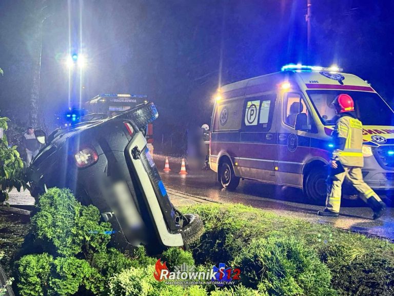 Samochód osobowy wypadł wpadł do przydrożnego rowu w miejscowości Maciejowice. Jedna osoba poszkodowana w zdarzeniu.