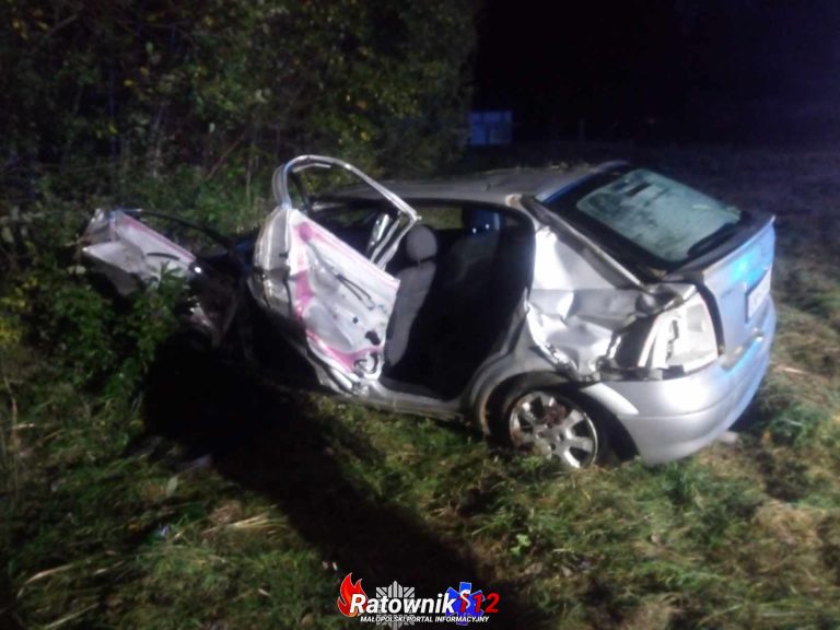 Dachowanie samochodu osobowego w Brzączowicach (pow.Myślenicki) – jedna osoba poszkodowana