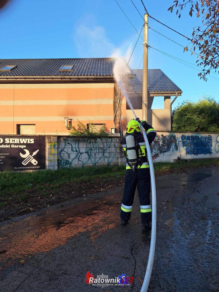 Pożar w Górnej Wsi. Na miejscu działało 7 zastępów straży pożarnej.