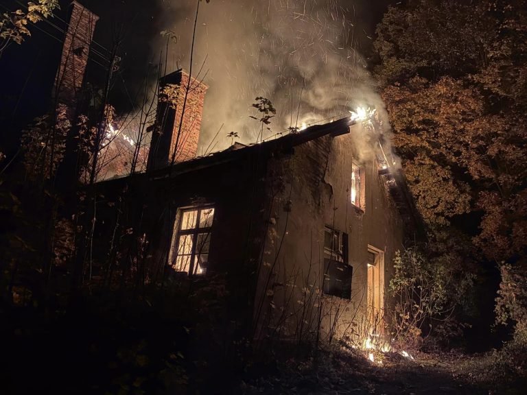 Pożar pustostanu na ul. Bandurskiego w Krzeszowicach