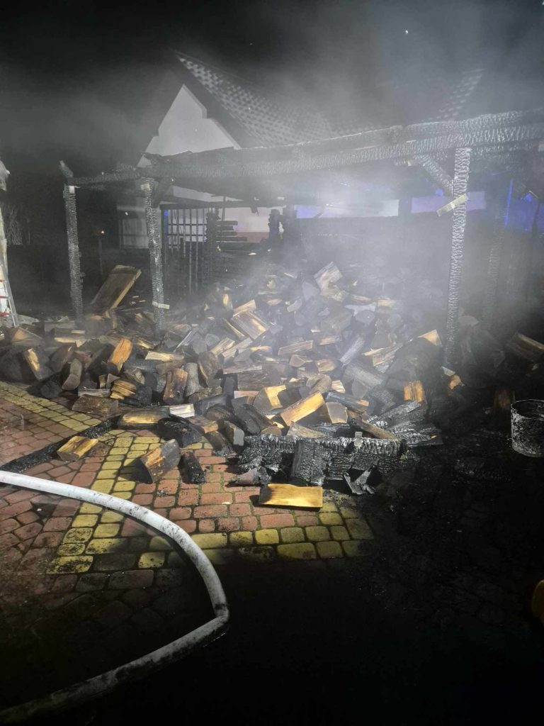 Pożar Altany w Tomaszowicach – szybka reakcja straży pożarnej.