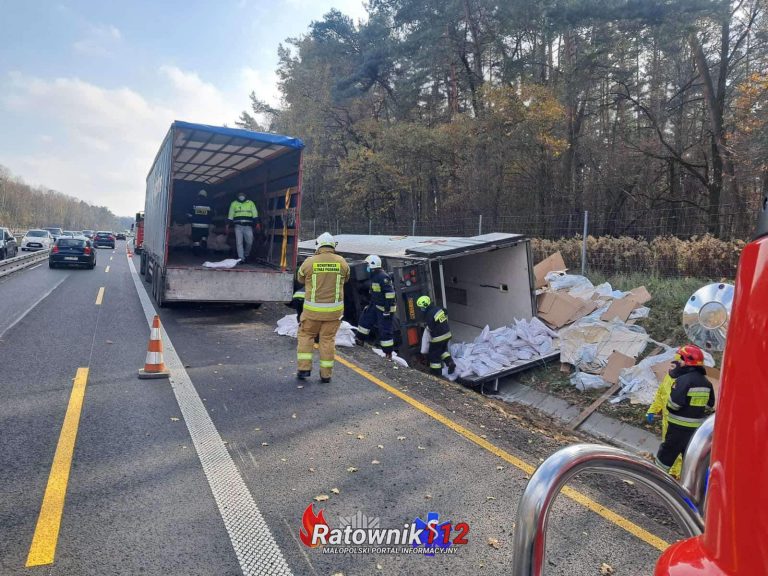 Ciężarówka z materiałami chemicznymi w rowie na autostradzie A4 (376km).