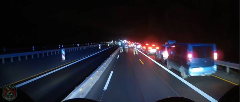 Strażacy pieszo instruowali kierowców o utworzeniu KORYTARZA ŻYCIA.