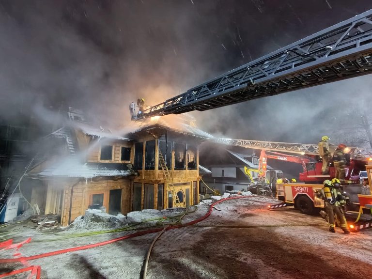 Pożar w Bukowinie Tatrzańskiej: Szybka akcja straży pożarnej uratowała sąsiednie budynki