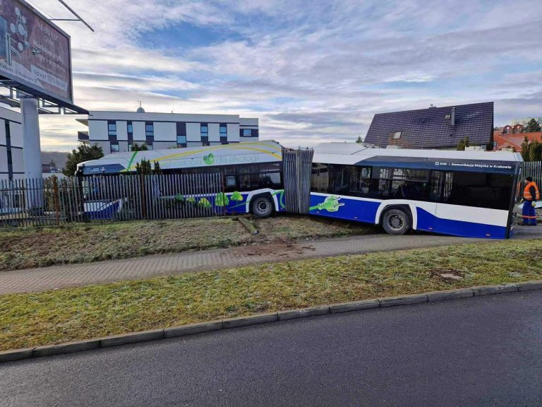 Wypadek autobusu komunikacji miejskiej na ul. Wielickiej w Krakowie