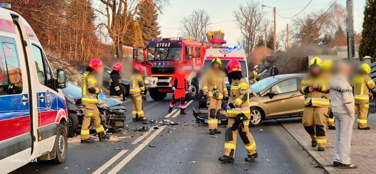 Czołowe zderzenie na DW-794 w Przybysławicach. Dwie osoby poszkodowane.