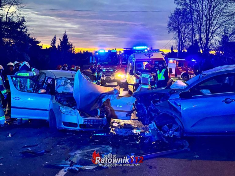 Wypadek drogowy w Luborzycy. Interwencja Lotniczego Pogotowia Ratunkowego po zderzeniu dwóch pojazdów na DW-776