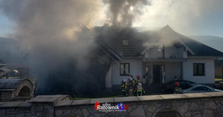 Pożar domu jednorodzinnego w Jaworniku. Ogień rozprzestrzenił się na część mieszkalną