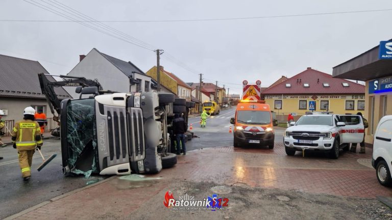 Zdarzenie drogowe w Koszycach: przewrócona ciężarówka na DK-79