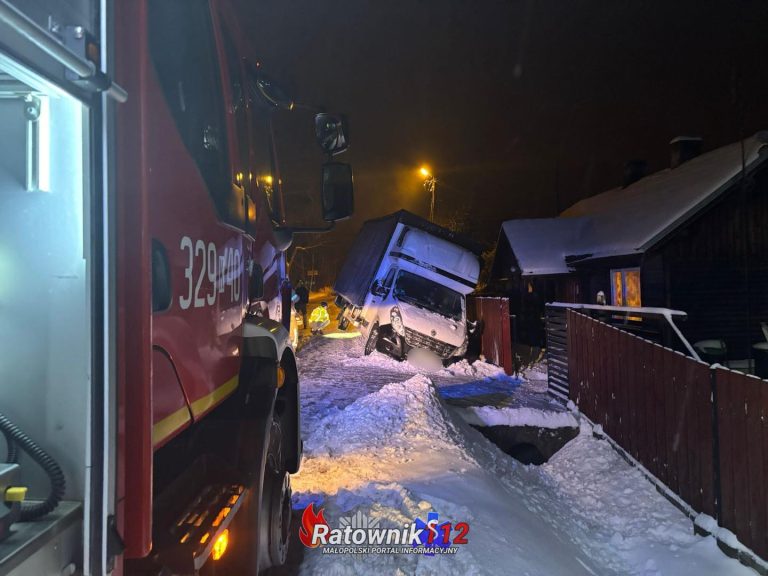 Zdarzenie drogowe w Tenczynku. Pojazd dostawczy w rowie