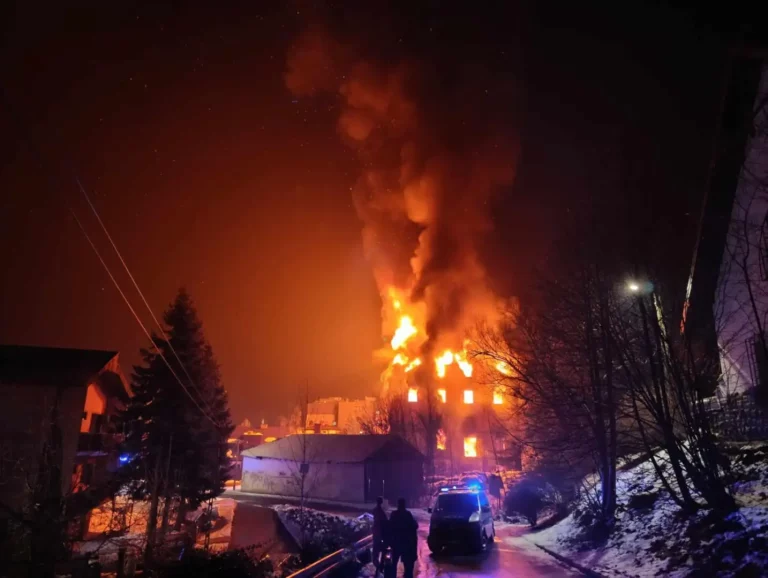 Pożar pustostanu w Nowym Sączu – intensywne działania straży pożarnej [FOTO]