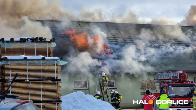 Pożar hali produkcyjnej w Ropie – akcja straży pożarnej
