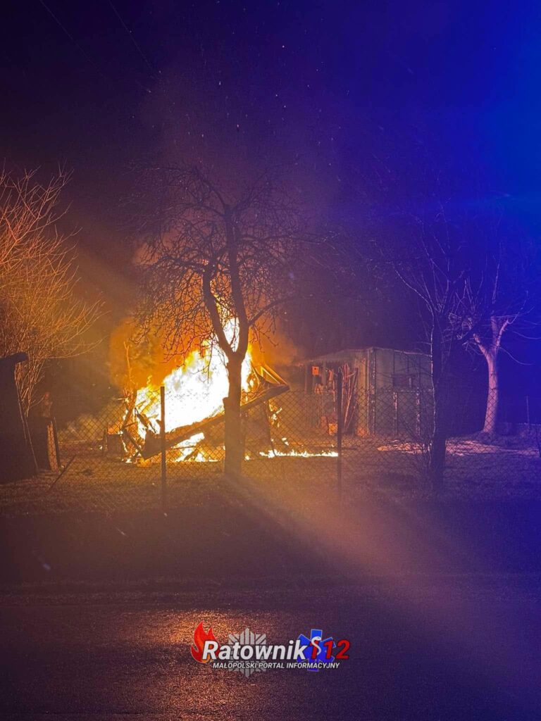 Pożar przyczepy kempingowej w Krzeszowicach na ul. Legionów Polskich