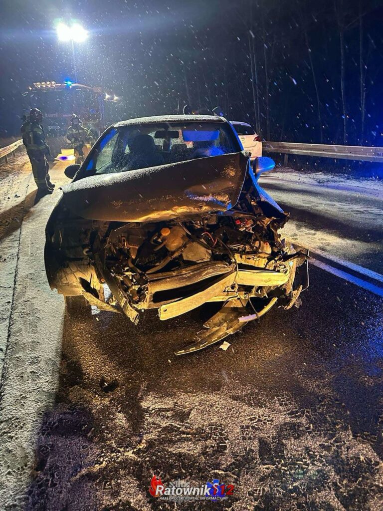 Zdarzenie drogowe w Borzęcie na DW 967