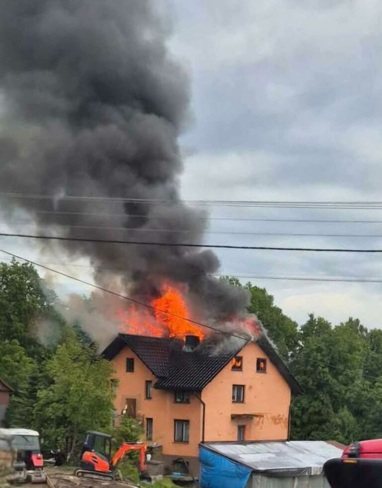 Pożar poddasza w Barwałdzie Średnim (powiat wadowicki)