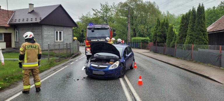 Wypadek na DK87 w Barcicach. Zderzenie dwóch samochodów.