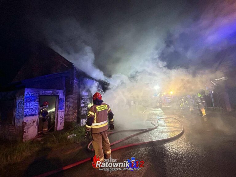 Pożar pustostanu w Wieliczce – nocna akcja strażaków