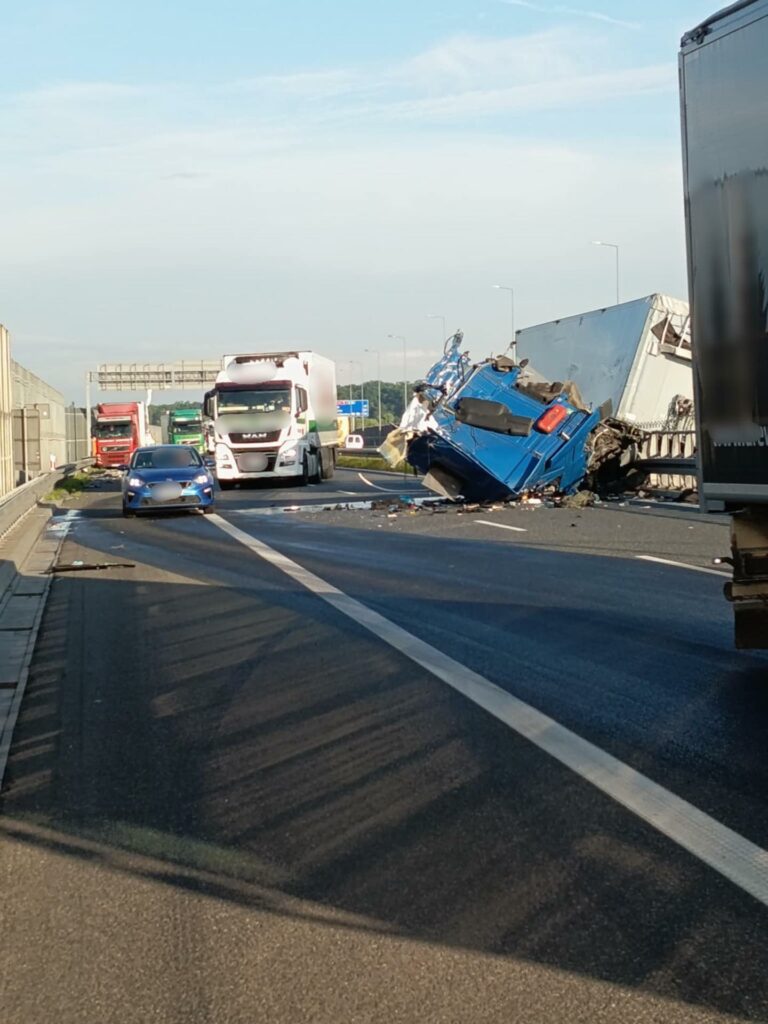 Poważny wypadek z udziałem dwóch ciężarówek na A4 – autostrada całkowicie zablokowana w kierunku Tarnowa