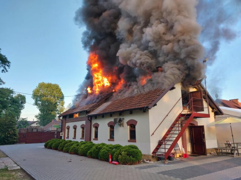 Pożar w Restauracji Weselnej w Więckowicach – 83 Osoby Ewakuowane, Dach Całkowicie w Płomieniach