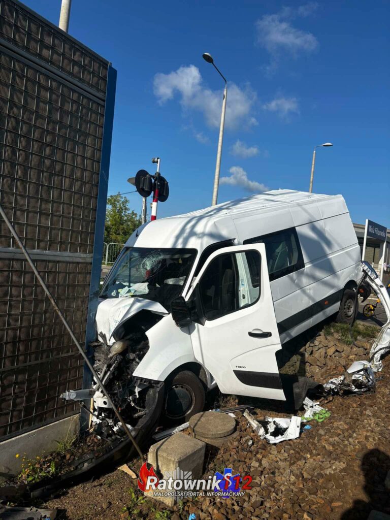 Zdarzenie drogowe na przejeździe kolejowym w Woli Filipowskiej – jedna osoba poszkodowana