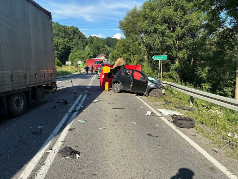 Tragiczny wypadek na DW 967 w Winiarach – nie żyje 30-letni kierowca