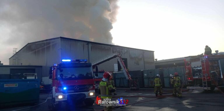 Pożar hali sortowni odpadów w Bochni