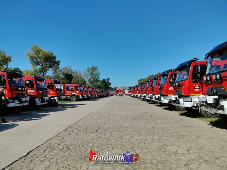 Oficjalne przekazanie 63 samochodów ratowniczo-gaśniczych w ramach projektu Bezpieczna Małopolska – Bon na ratowanie