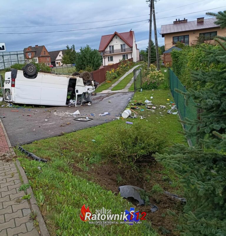 Dachowanie busa w Myślenicach. Jedna osoba poszkodowana