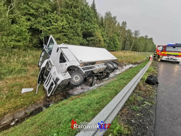 Ciężarówka w rowie na autostradzie A4 miedzy Bolęcin/Piła Kościelecka