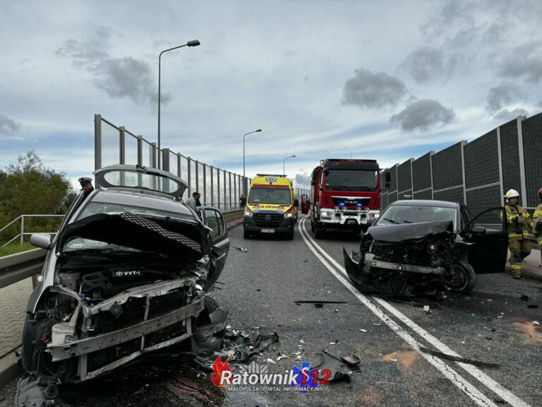 Poważny wypadek na DK79 w Krzeszowicach. Trzy osoby w szpitalu, droga całkowicie zablokowana
