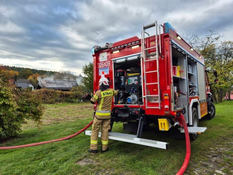 Pożar budynku gospodarczego w Konarach – szybka akcja strażaków zapobiegła większym stratom