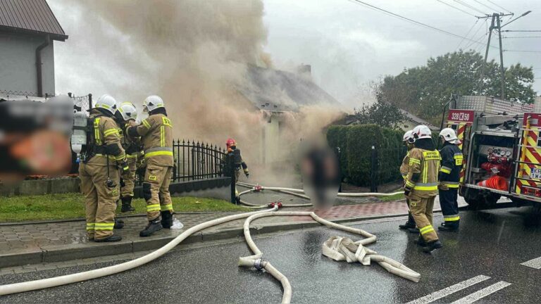 Pożar domu w Tomaszowicach. Dwie osoby poszkodowane