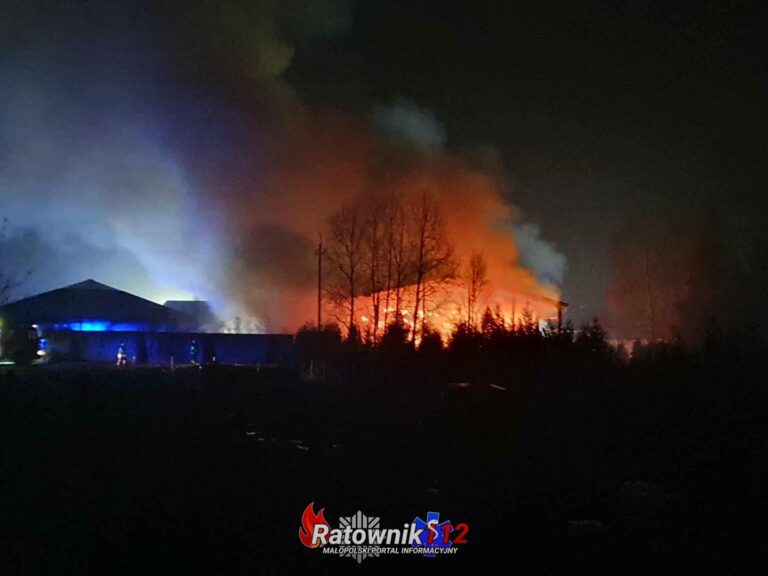 Pożar magazynu ze słomą w Facimiechu. Spłonęło ponad 800 balotów – strażacy z gminy Skawina walczyli z ogniem przez całą noc