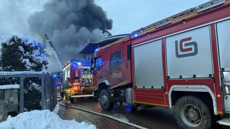 Potężny pożar hali magazynowej w Skawinie – wielogodzinna akcja ratownicza z udziałem blisko 150 strażaków