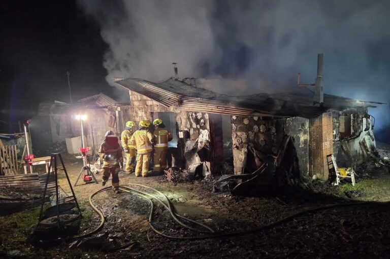 Tragiczny pożar w Krosnej. W zgliszczach budynku odnaleziono ciało – trzy osoby ranne trafiły do szpitala