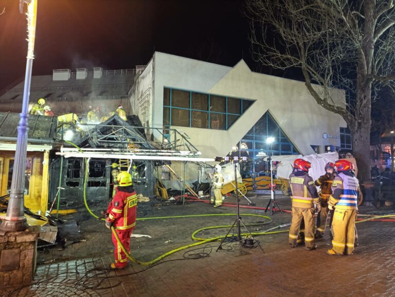 Poważny pożar lokalu gastronomicznego przy Krupówkach w Zakopanem. Dwie osoby trafiły do szpitala