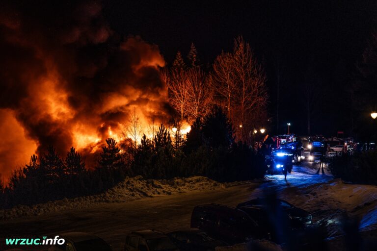 Pożar lokalu gastronomicznego w Targanicach. Trzy osoby wymagały hospitalizacji wśród nich jeden strażak