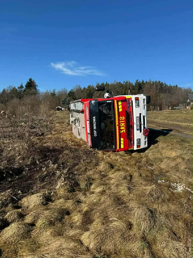 Wypadek wozu OSP Iwkowa w drodze do pożaru. Poszkodowana druhna zabrana do szpitala