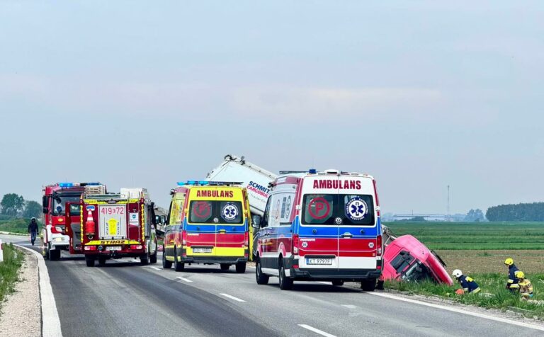 Poważny wypadek na DW768 w Szczurowej. Zderzenie dwóch ciężarówek, interweniował śmigłowiec LPR