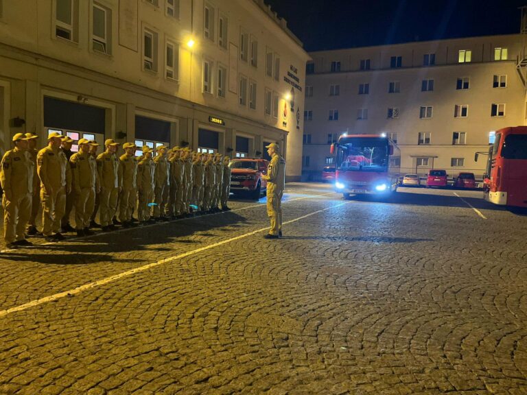 Nocna mobilizacja kadetów SAPSP Kraków. Pododdział COO ruszył do walki z pożarem lasu na Mazowszu